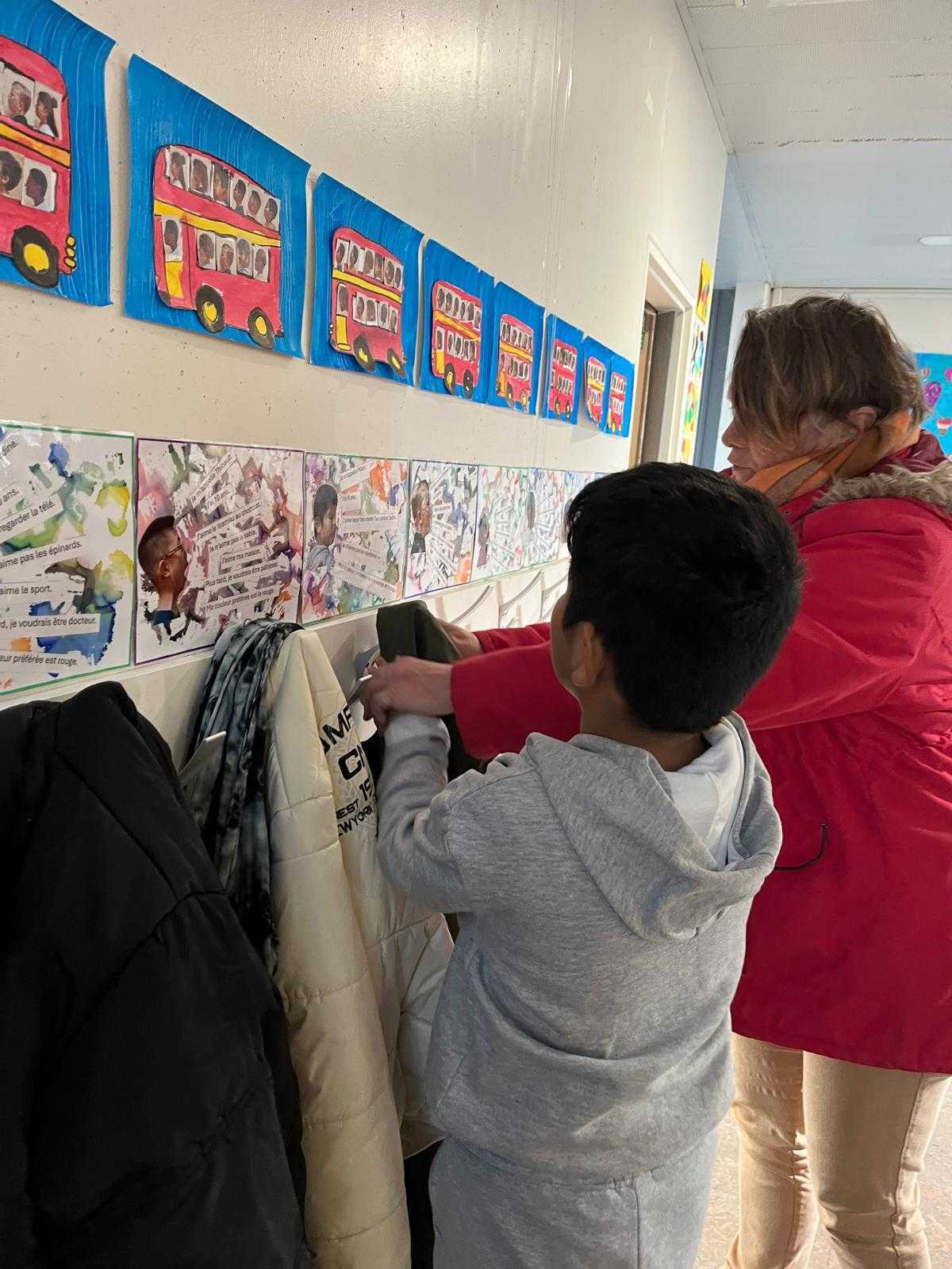 Accompagnement éducatif à l'école — interaction entre un enfant et un adulte en couloir scolaire, Bordeaux Métropole