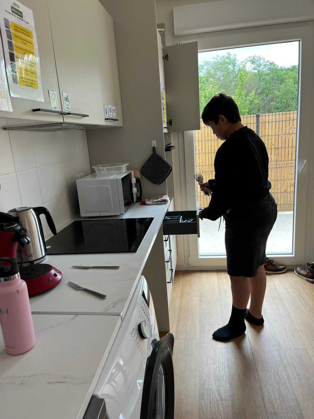 Accompagnement éducatif à domicile — atelier autonomie cuisine avec un jeune, Bordeaux Métropole